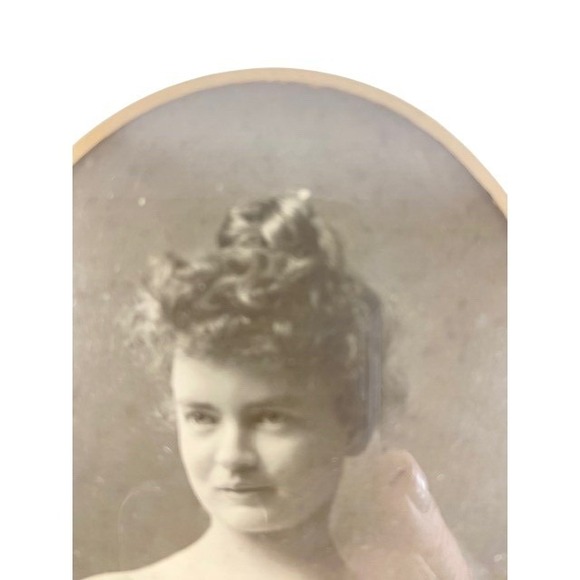Antique Young Woman Portrait Photograph Victorian Oval Gold Frame Sepia 9.5x7.5 - Picture 4 of 8